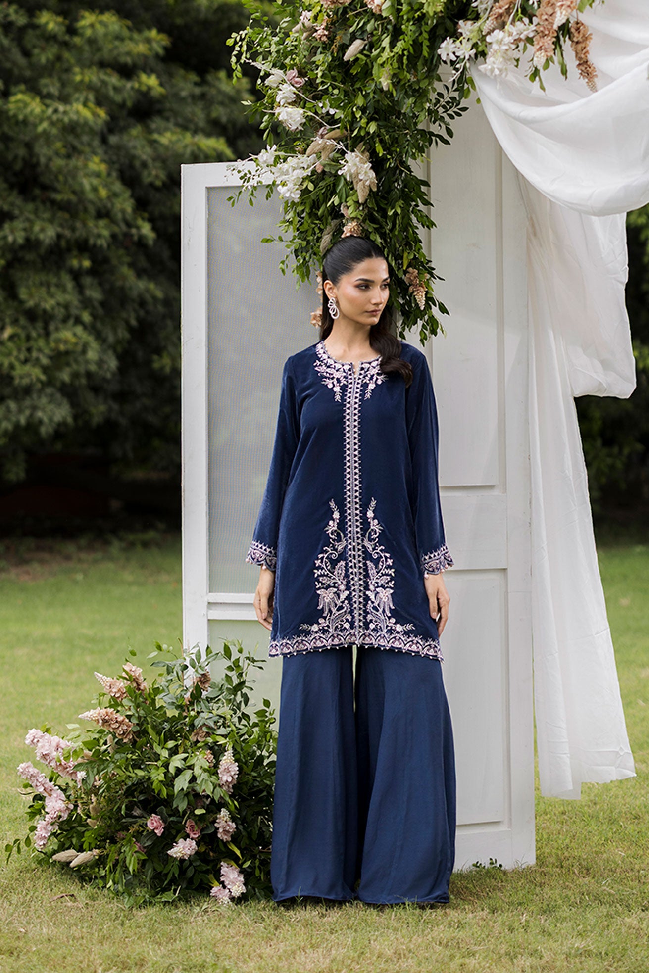 Fw25da 2834 Grey 2-Pc Embroidered Kurta With Trouser