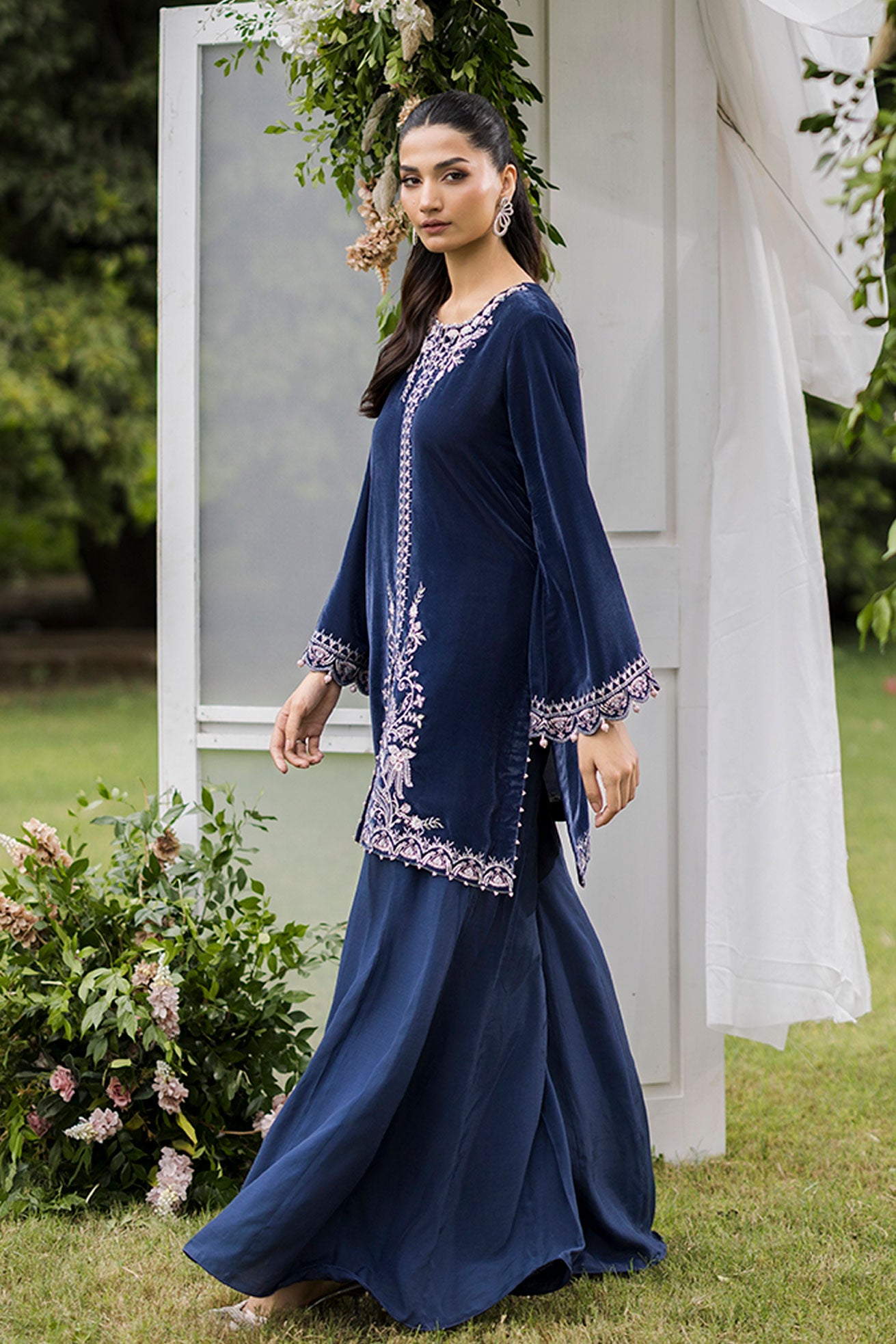 Fw25da 2834 Grey 2-Pc Embroidered Kurta With Trouser