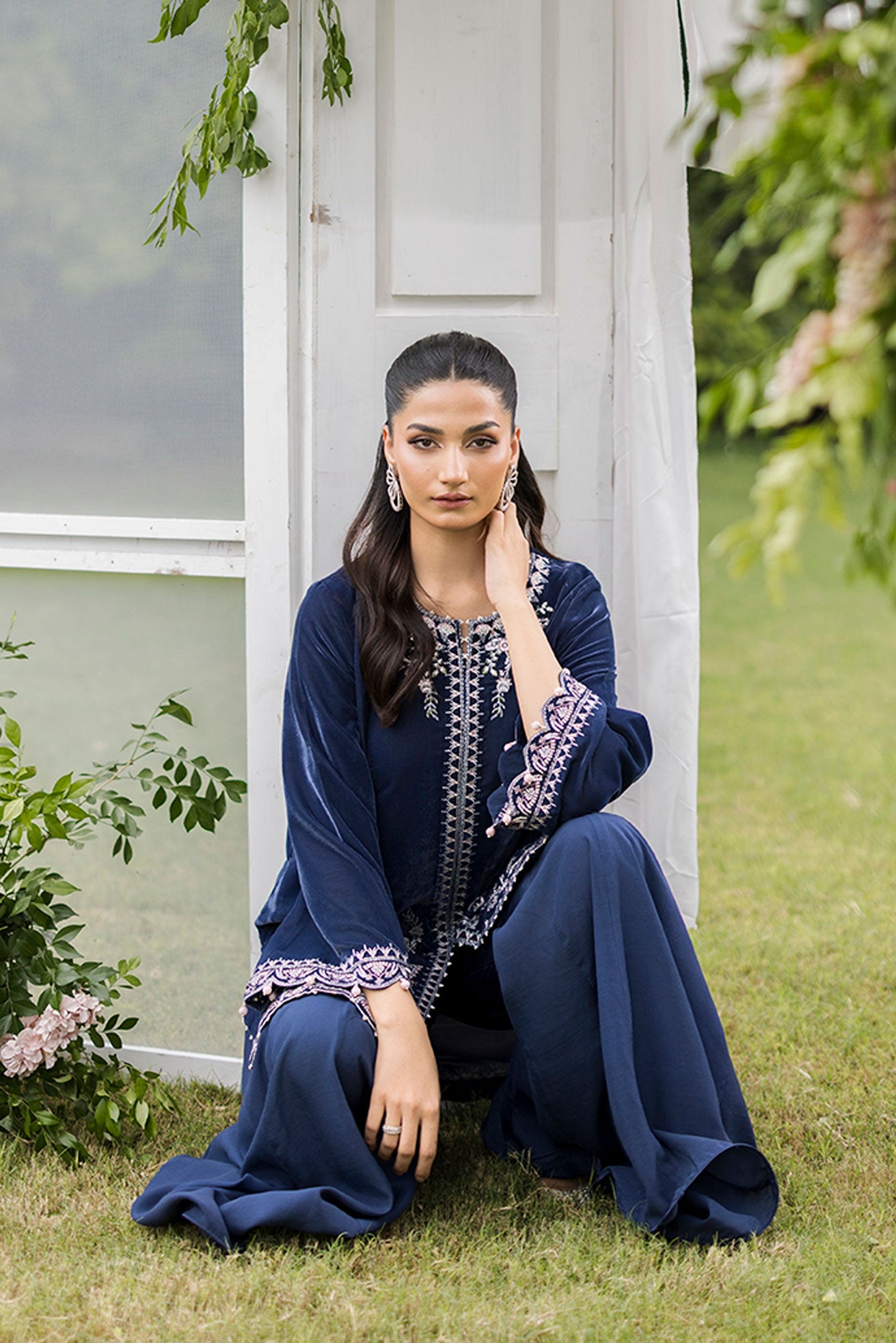Fw25da 2834 Grey 2-Pc Embroidered Kurta With Trouser